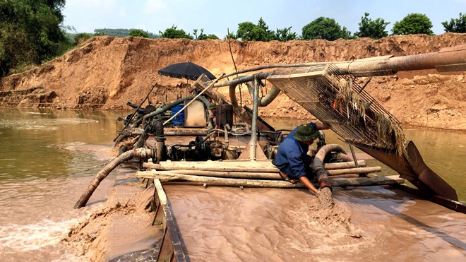 Cát tặc lộng hành từ Bắc vào Nam: Xem xét khởi tố một số vụ Cát tặc lộng hành trên sông Lục Nam đoạn xã Phượng Sơn, Lục Ngạn, Bắc Giang năm 2016. Ảnh: Đức Toàn