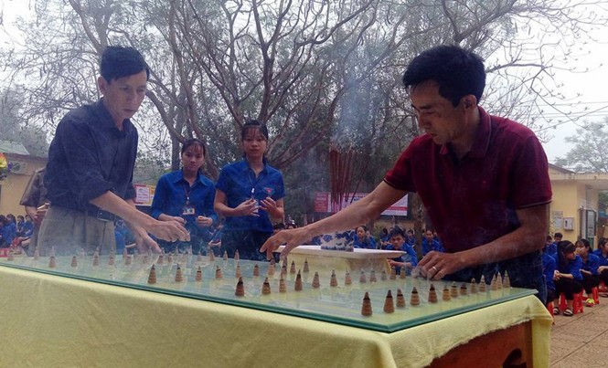 Tưởng niệm hải chiến Gạc Ma ở trường Hai cựu binh cùng học sinh trường Lê Thế Hiếu dâng trầm hương tưởng niệm các liệt sĩ Gạc Ma. Ảnh: Phạm Xuân Dũng