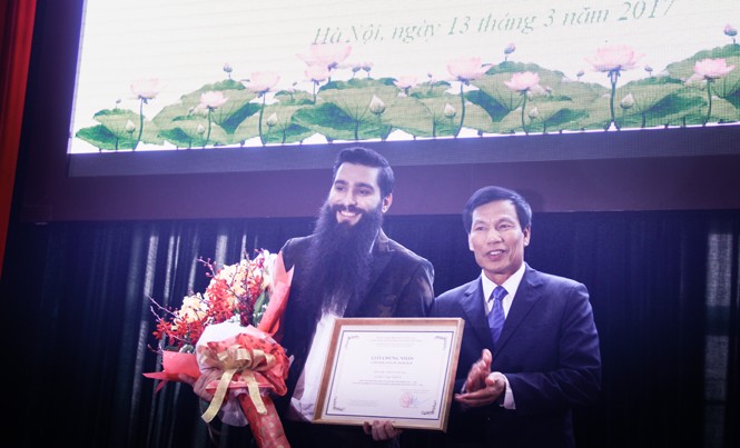 Đặt mô hình Kong ở Hồ Gươm: “Nhảm nhí”? Đạo diễn Jordan Vogt-Roberts nói không trông chờ quyền lợi gì từ vị trí Đại sứ Du lịch. Anh quyết định bán nhà ở Los Angeles chuyển đến Việt Nam. Ảnh: Nguyên Khánh