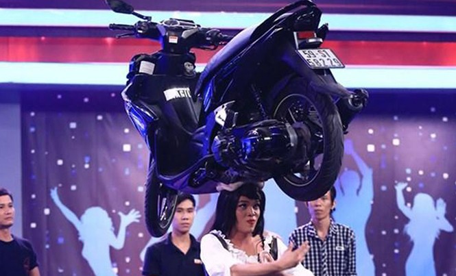 Hành trình tìm lại chính mình Hữu Cường, một LGBT mưu sinh bằng màn biểu diễn “đội xe máy trên đầu”