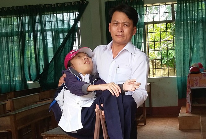 Mồ côi, bệnh tật vẫn học giỏi Em Nguyễn Thị Minh bị bệnh, không đi lại được nhưng là một học sinh giỏi.