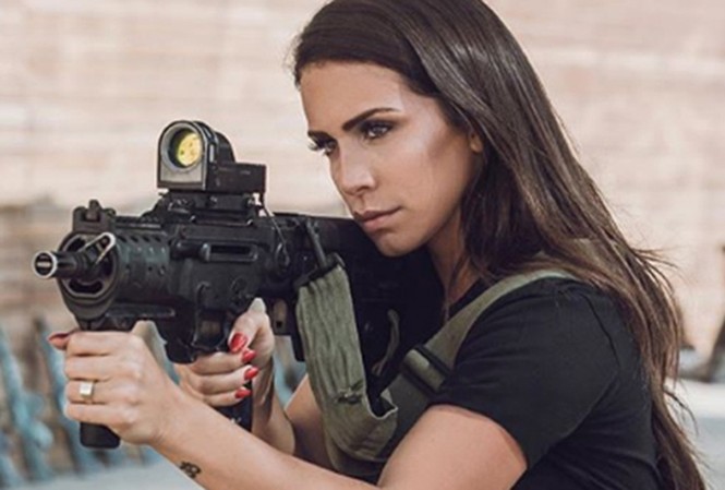 Nữ quân nhân Israel khoe dáng trên Instagram Hình ảnh một nữ quân nhân Israel trên Instagram.