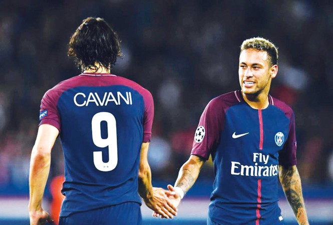 Neymar cam chịu làm cái bóng của Cavani? Neymar và Cavani bằng mặt chứ không bằng lòng.