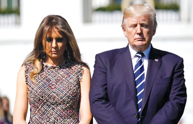 Thảm sát Las Vegas thử thách ông Trump Tổng thống Mỹ Donald Trump đứng cạnh phu nhân Melania Trump tại Nhà Trắng trong phút mặc niệm các nạn nhân vụ xả súng Las Vegas tối Chủ nhật. Ảnh: Joshua Roberts.