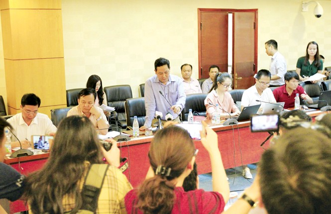 Tổng cục Môi trường: Ông Quang bị mất trộm là việc cá nhân Ông Nguyễn Xuân Quang (đứng giữa) trả lời báo chí xung quanh vụ việc mất tiền. Ảnh: Trường Phong.