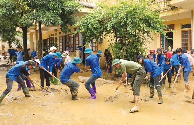 Khởi nghiệp vì quê hương Tuổi trẻ Yên Bái tham gia khắc phục hậu quả trận lũ ở Mù Cang Chải. Ảnh: D.T.