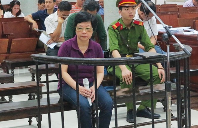 'Dân xây chuồng gà thì biết, chủ đầu tư ép cọc sao không hay?' Châu Thị Thu Nga được ngồi trước vành móng ngựa vì lý do sức khỏe.