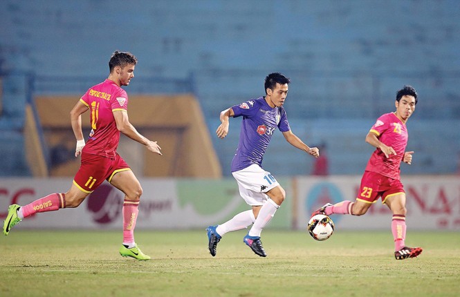 V-League, mặt sân và nhà vệ sinh Sau thời gian nâng cấp, mặt sân Hàng Đẫy hiện được đánh giá là một trong những mặt sân đẹp nhất Việt Nam, đảm bảo cho các cầu thủ phô diễn trình độ kỹ thuật cá nhân. Ảnh: VSI.