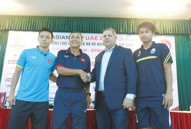 Thắng tuyển Campuchia như thế nào? HLV Mai Đức Chung (thứ 2 bên trái) và đồng nghiệp bên phía ĐT Campuchia cùng đội trưởng 2 đội trong cuộc họp báo trước trận đấu. Ảnh: VSI.