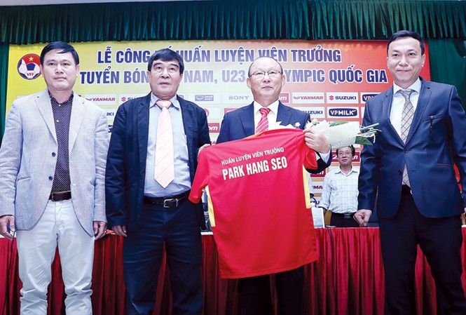 HLV Park Hang Seo mang gì tới Việt Nam? HLV Park Hang Seo (thứ 2 bên phải) tại lễ ký hợp đồng làm HLV trưởng các ĐTQG Việt Nam. Ảnh: VSI.