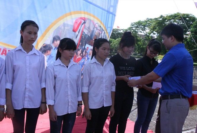 Đã xuất hiện nhiều tấm gương tiêu biểu Anh Ngụy Văn Tuyên, Bí thư Tỉnh Đoàn Bắc Giang trao quà hỗ trợ cho học sinh có hoàn cảnh khó khăn học giỏi. Ảnh: N.T.