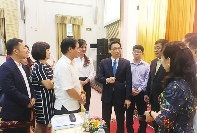Tự chủ đại học, chiếc “khóa 2 chìa 4 nấc” Phó Thủ tướng Vũ Đức Đam trao đổi với các trường tại hội nghị Ảnh: Nghiêm Huê.