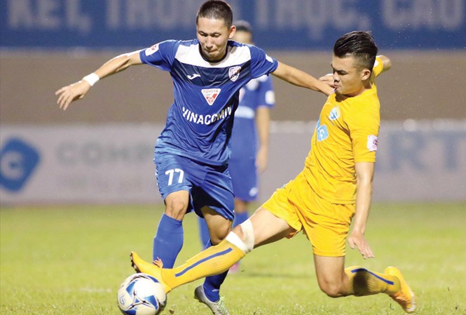 Vòng 22 Toyota V-League: Nóng ở Cẩm Phả Quảng Ninh (trái) quyết thắng FLC Thanh Hoá trên sân nhà để tiến vào nhóm tranh chấp ngôi vô địch. Ảnh: VSI.
