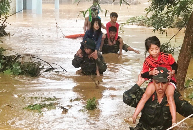 Vượt lũ giúp dân Bộ đội Sư đoàn 316 (Quân khu 2) đưa các em nhỏ ở thị xã Nghĩa Lộ, tỉnh Yên Bái ra khỏi vùng ngập lụt. Ảnh: H.S.