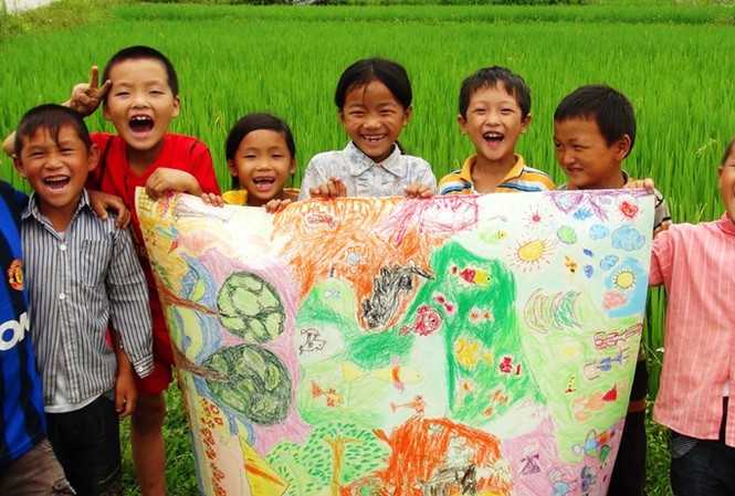 'Ngôi sao miền núi' lại xuống phố Nụ cười sau khi vẽ chung một tác phẩm.