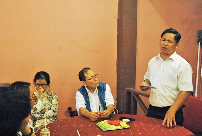 Người đi tìm cha cho những đứa con lai giống mình Trần Đại Nhật đọc thơ trước người cựu binh Hàn Quốc đi tìm con rơi ở Việt Nam.