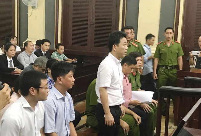 Phúc thẩm vụ VN Pharma: “Tảng băng chìm” dần nổi Các bị cáo tại tòa chiều ngày 23/10