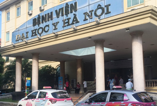 Bệnh viện bán chỗ taxi 40 triệu đồng/tháng Với mức phí 40 triệu đồng/tháng, sảnh chính ra vào BV Đại học Y đang được lãnh đạo giao cho hãng taxi ABC độc quyền bắt khách. Ảnh: Anh Trọng.