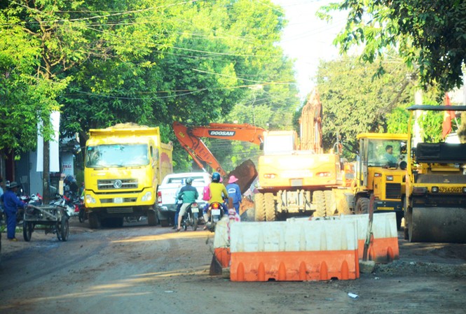 Sống trong đại công trường 'đào lên lấp xuống' Một đoạn đường Ngô Quyền bị chặn để thi công.