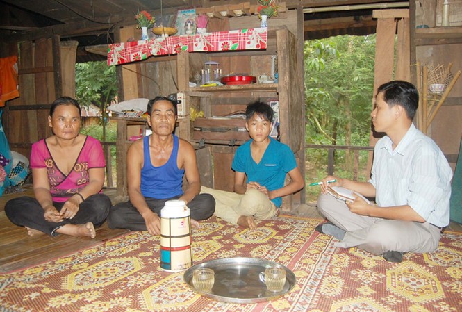 Nóng bỏng ma túy vùng biên - Kỳ cuối: Hạ nhiệt điểm nóng Hồ Văn Ngợi (áo ngắn tay ở giữa) được cảm hóa, giáo dục không nghiện hút và tiếp tay tội phạm ma túy. ẢNH: H.B