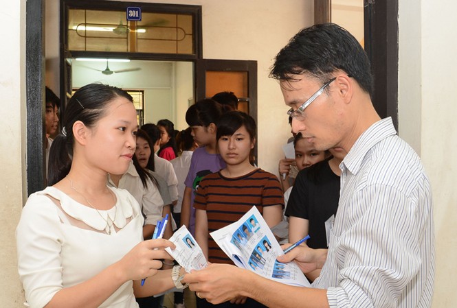 Thi THPT quốc gia 2017-2018: Giáo viên hoang mang khi không có đề mẫu Thí sinh làm thủ tục dự thi kỳ THPT Quốc gia 2016-2017.