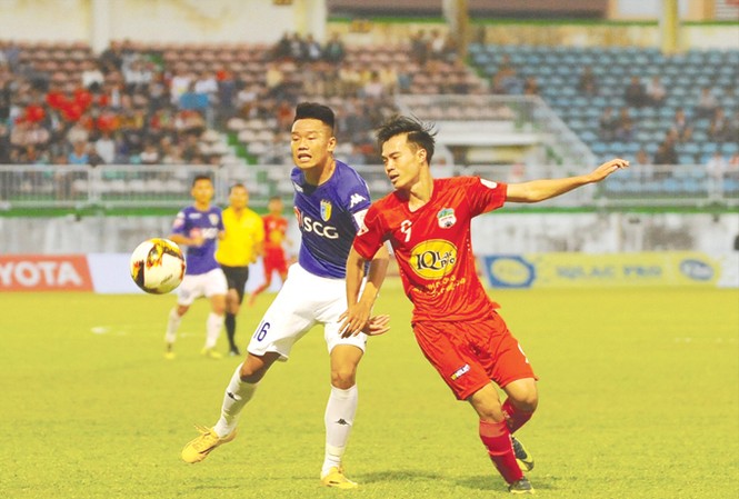 FC Hà Nội ôm hận trước HAGL Pha đi bóng khéo léo của Văn Toàn (phải) dẫn đến bàn ấn định chiến thắng 3-2 cho HAGL. Ảnh: VSI.
