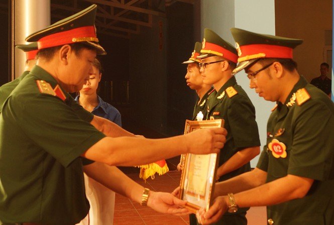 Tiến tới Đại hội Đoàn toàn quốc lần thứ XI: Thủ lĩnh áo lính đa tài Đại úy Vũ Minh Thành nhận giải Ba cuộc thi Cán bộ Đoàn giỏi Trường Sĩ quan Chính trị, năm 2016. ẢNH: Nguyễn Minh.