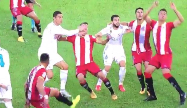 Ronaldo đối diện với án treo giò vì hành vi 'xấu xí' C.Ronaldo có hành vi xấu chơi với cầu thủ của Girona.