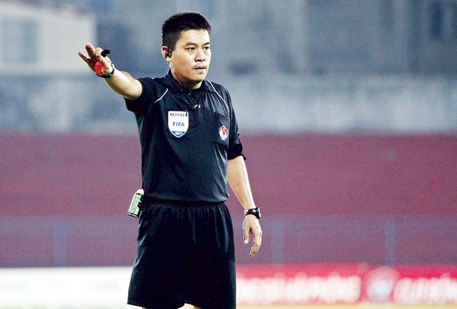 Trọng tài bị 'đổ vạ' ở V-League Theo HLV Lê Huỳnh Đức, trọng tài Nguyễn Hiền Triết đã phá vỡ cuộc chơi, khiến trận đấu không còn hấp dẫn khi “tặng” 2 thẻ đỏ cho các cầu thủ Đà Nẵng ở trận thua Quảng Nam cuối tuần qua. Ảnh: VSI.