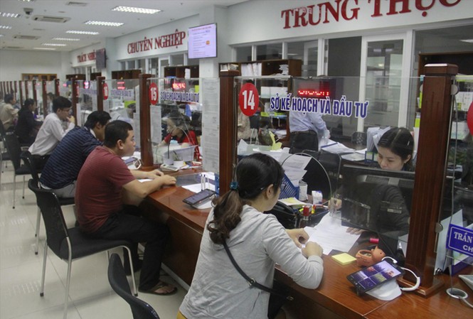 Đổi mới tổ chức bộ máy - kỳ 2: Nhiều việc làm ngay được Người dân giao dịch tại trung tâm hành chính TP Đà Nẵng. Thời gian qua, Đà Nẵng đã có nhiều nỗ lực tinh giản bộ máy.