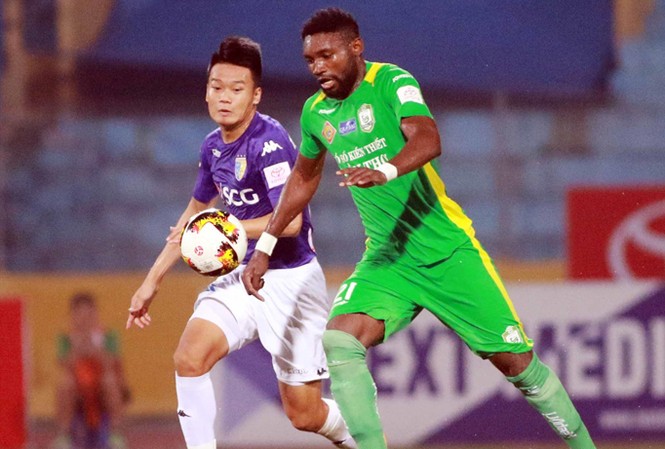 Ngoại binh thống trị các hàng tấn công ở V-League Nsi (phải) là một trong những chân sút ngoại đang dẫn đầu danh sách ghi bàn
tại V-League. Ảnh: VSI.