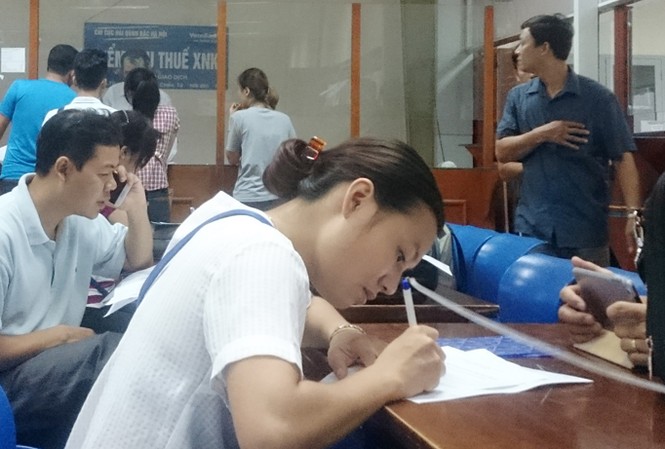 Nộp thuế qua ngân hàng: Tiền sang luôn kho bạc! Thu thuế điện tử 24/7 giúp DN tiết kiệm chi phí, thông quan hàng hóa nhanh chóng. Ảnh: Tuấn Nguyễn.