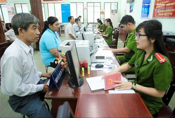 Xóa bỏ hộ khẩu: Cần sớm đưa ra lộ trình rõ ràng Việc gỡ bỏ hộ khẩu giúp người dân giảm bớt được nhiều phiền hà. Ảnh: PV.