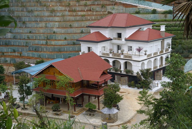 Kê khai nhiều, kiểm soát chẳng bao nhiêu Cận ảnh tòa biệt phủ Yên Bái của ông Phạm Sỹ Quý. Ảnh: Nam Trần.