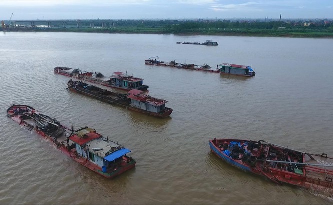 Chống cát tặc, cuộc chiến chưa hồi kết Những chiếc tàu hút cát vẫn nhộn nhịp tại ngã ba sông Hưng Yên-Thái Bình, Hà Nam. Ảnh: N.D.