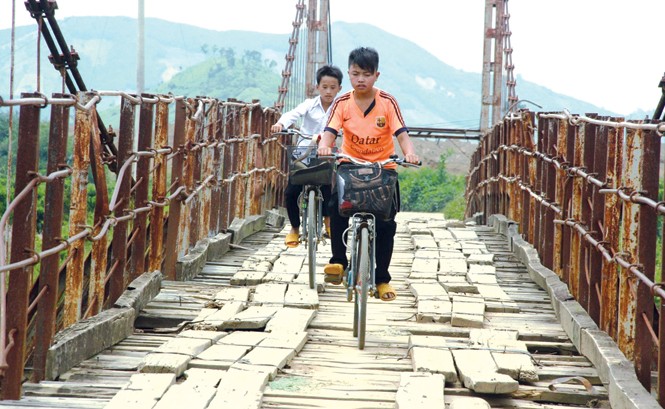 Thót tim trên những cây cầu nguy hiểm Học sinh run sợ khi phải đi qua cầu treo buôn Khóa xuống cấp, nguy hiểm.