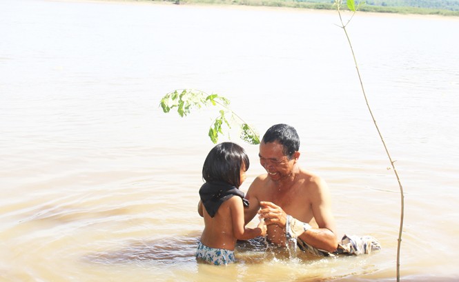 Người Ja Rai tắm sông xả xui Nước sông sẽ cuốn đi những điều không may cho cha con của ông Ksor Ythe.