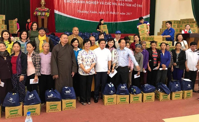 Trao 3.000 phần quà và 1,5 tỷ đồng cho bà con vùng lũ Yên Bái, Hòa Bình, Thanh Hóa Bà Mai Thị Hạnh, Phu nhân nguyên Chủ tịch nước Trương Tấn Sang và đoàn từ thiện cùng bà con trong buổi trao quà ở tỉnh Hòa Bình.