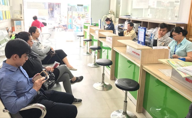 Phần mềm quản lý dân cư: “Chết lâm sàng” vì thiếu kinh phí! Người dân đến UBND phường Bến Thành làm thủ tục hành chính. Ảnh: Văn Minh.