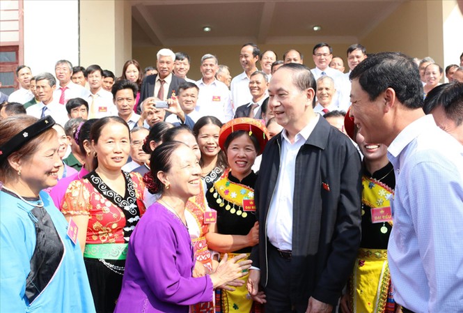 Chủ tịch nước: Đại đoàn kết là truyền thống quý báu của dân tộc Chủ tịch nước Trần Đại Quang trò chuyện với bà con tại xã Tân Hưng. Ảnh: N.T.