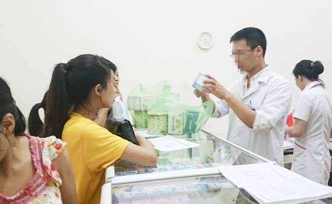 Phần lớn kháng sinh thế hệ cũ mất tác dụng Nhiều người có thói quen mua thuốc kháng sinh không cần đơn của bác sĩ. Ảnh minh họa: Như Ý.