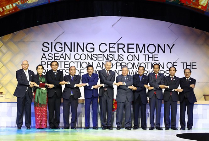 ASEAN và các đối tác cam kết thúc đẩy thương mại tự do Chiều 14/11 tại Manila, Thủ tướng Nguyễn Xuân Phúc dự Bế mạc Hội nghị Cấp cao ASEAN lần thứ 31 và các hội nghị cấp cao liên quan. Ảnh: TTXVN.