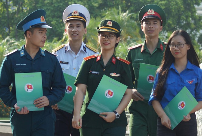 Tiến tới Đại hội Đoàn toàn quốc lần thứ XI: Áo lính hiến kế cho Đoàn Cán bộ Đoàn và ĐVTN trong quân đội luôn đi đầu trong học tập, nghiên cứu khoa học. ẢNH: Nguyễn Sơn.