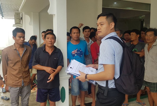 ĐSQ lý giải cáo buộc 'bỏ mặc' 5 thuyền trưởng Việt ở Indonesia Đại diện ĐSQ Việt Nam trong buổi gặp các thuyền trưởng đang bị giam giữ ở Indonesia. Ảnh: ĐSQ Việt Nam tại Indonesia.