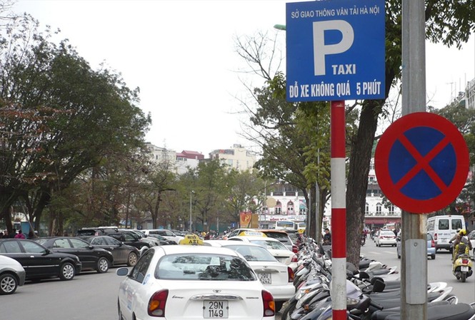 Hà Nội đề xuất tăng phí lòng, hè đường gấp 3 lần Những tuyến phố bị cắt ra dành cho để xe. Ảnh: Tr.Đ.