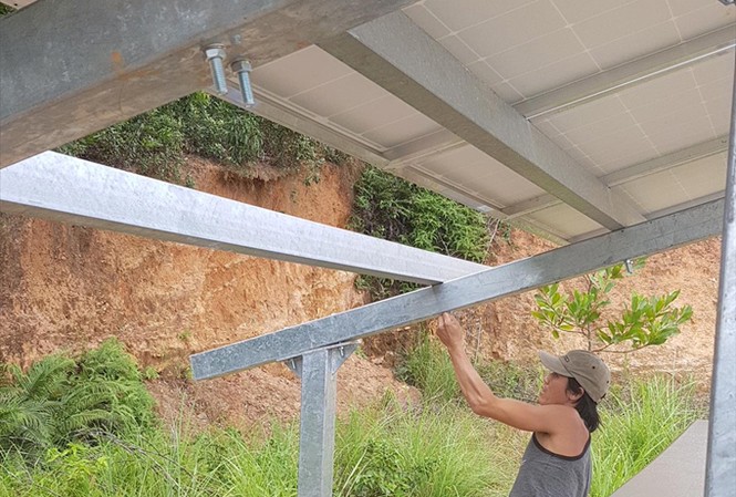 Dự án điện mặt trời 14 triệu USD: Nợ dây dưa, nhà thầu phụ dỡ hạ tầng bán vật liệu Người của Công ty số 1 Việt Phong đang tháo dỡ hạ tầng thi công để bán vật liệu thu hồi vốn.