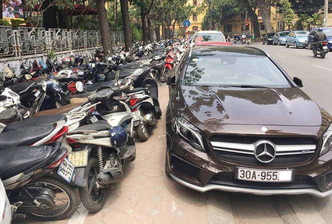 Hà Nội thu được bao nhiêu tiền trông xe? Trông giữ xe đang lộn xộn trên nhiều tuyến phố Hà Nội.