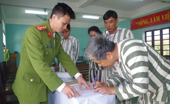 Sẽ có nhiều hơn bữa cơm giữa phạm nhân với gia đình Những phạm nhân có quá trình phấn đấu, chấp hành tốt các nội quy được đặc xá. Ảnh: Phương Thảo.