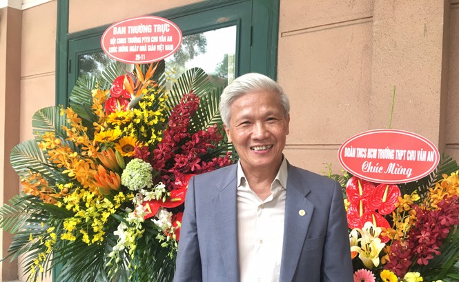 Những thầy giáo già dưới mái trường Chu Văn An trên trăm tuổi Thầy Đinh Sỹ Đại trong ngày lễ 20/11 của Trường Chu Văn An.