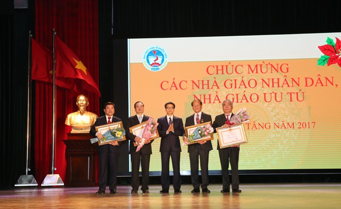 Chào mừng Ngày Nhà giáo Việt Nam 20/11: Để đất nước tự hào với học vị tiến sĩ Phó thủ tướng Vũ Đức Đam trao tặng danh hiệu Nhà giáo Nhân dân cho 4 giáo sư đang công tác tại trường ĐH Kinh tế quốc dân. Ảnh: Đình Nam.